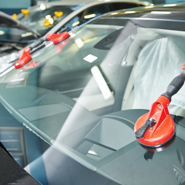 Auto glass company to contact when windshield is shattered  in Florida