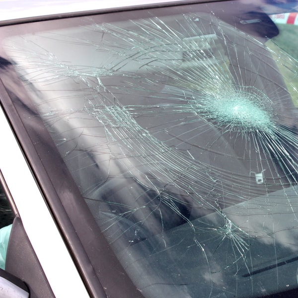 which auto glass replacement tech to call and how much does it cost to fix windshield  in Florida